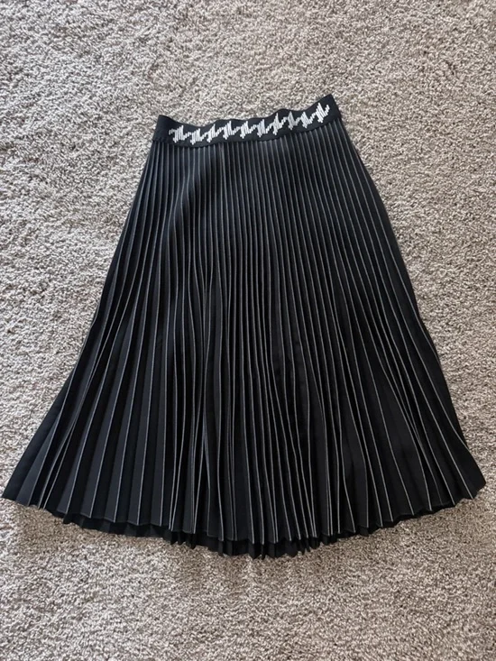 Elevate your wardrobe with this stunning Sfizio Made in Italy pleated skirt 🤍 S - Picture 2 of 5